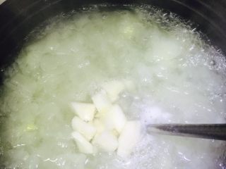 4、银耳雪梨羹,银耳四十分钟炖煮后加入雪梨块