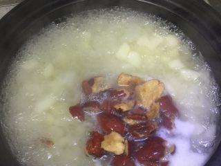 5、银耳雪梨羹,雪梨炖十分钟加入大枣枸杞 一定要不断搅拌 不然容易糊底