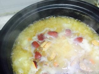 6、银耳雪梨羹,十分钟后加入冰糖 融化后 就可以食用乐