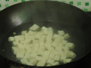 3、双色 豆腐,烧开一锅水，将豆腐块放入锅里汆烫