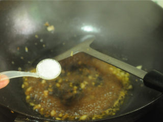 9、双色 豆腐,加入豆瓣酱炒出酱色，加盐，烧开