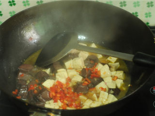 11、双色 豆腐,加入红辣椒丁