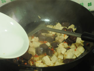 12、双色 豆腐,沿着锅边淋入少许水，烧开