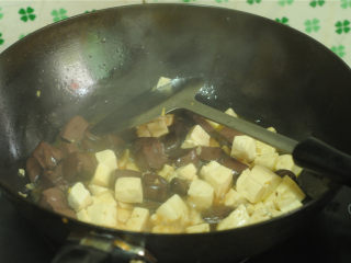 10、双色 豆腐,将豆腐和猪血放进去，翻炒至均匀粘上酱汁