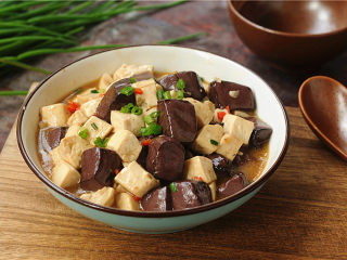 14、双色 豆腐,好看好吃好营养的豆腐烧猪血出锅啦