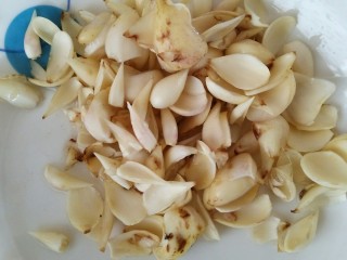 1、果干百合甜汤,整颗鲜百合忘拍了，这是已掰好办的