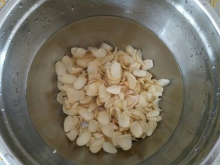 2、果干百合甜汤,撕去内衣，捡去坏的，洗净泡水