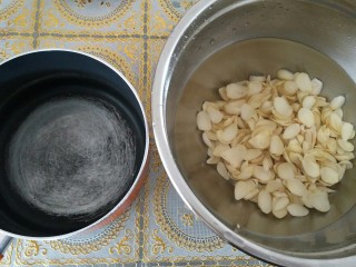 3、果干百合甜汤,泡好的百合，准备好锅