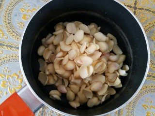 4、果干百合甜汤,将洗净的百合倒入锅中加点水再冲洗一遍