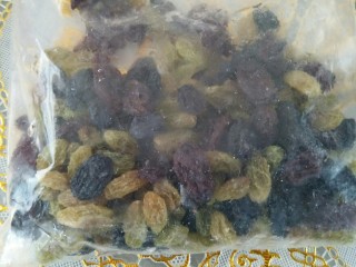 6、果干百合甜汤,准备好果干