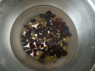 7、果干百合甜汤,取适量泡水中