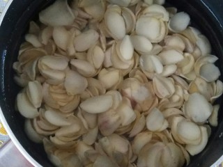 8、果干百合甜汤,百合重新加入水（多点）