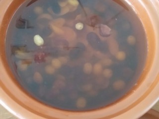 11、果干百合甜汤,煮的过程中发现锅小了点，同时又煮其他，所以换养生锅了