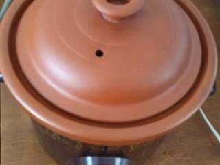 12、果干百合甜汤,盖盖，通上电源，不管它了