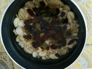 10、果干百合甜汤,加入冰糖（发现拍出来看不见）