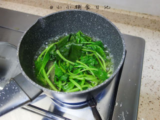 1、低糖少油菠菜戚风蛋糕,1、	菠菜焯水取90g，只要沥干水分就可以 不要去使劲压菠菜去水