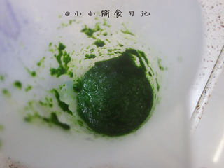 2、低糖少油菠菜戚风蛋糕,2、	菠菜90g放入料理杯内加30g水打成菠菜泥，取120g菠菜泥备用