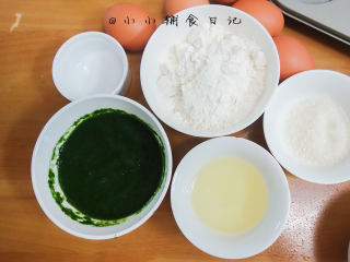 3、低糖少油菠菜戚风蛋糕,3、	盆里加入30g玉米油、70g菠菜汁、盐0.5g混合搅拌均匀,