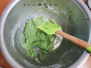 4、低糖少油菠菜戚风蛋糕,直接加入90g低粉，不用过筛搅拌均匀 不用怀疑我反复实验得出不过筛照样没问题 