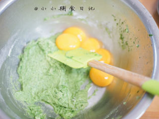 5、低糖少油菠菜戚风蛋糕,5、	面糊加入五颗蛋黄翻拌均匀备用，面糊成丝带般落下，