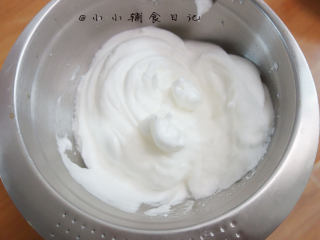 7、低糖少油菠菜戚风蛋糕,打发注意的就是容器要无水无油，打蛋头也是一样，一定要无水无油！！！分离好五个蛋白+几滴白醋或者柠檬汁，打到中性发泡，打蛋盆倒扣不会动，蛋白细腻有光泽，有一个小弯沟的状态