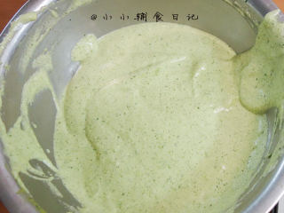 8、低糖少油菠菜戚风蛋糕,蛋白糊分二到三次加入蛋黄糊中翻拌，请看清楚是翻拌、切拌，用蛋抽的话Z字形搅拌，