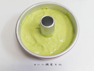 9、低糖少油菠菜戚风蛋糕,入模后刮平表面震一下大气泡