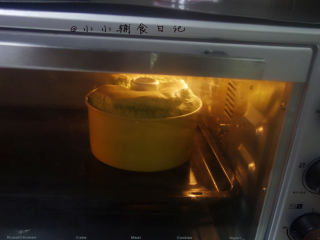 10、低糖少油菠菜戚风蛋糕,烤箱请提前预热，我一般分好蛋就预热，动作慢的童鞋请在做好蛋黄糊就要开烤箱预热175度。入模后要震几下把大气泡震出来，这样蛋糕会更细腻一点不会有大孔。175度50-60分钟，牙签插到蛋糕中间没蛋糕带出来就是表示熟了（实际温度以自家烤箱为准)，一般蛋糕是先膨胀再回缩再烤5-10分钟差不多熟了，多做几次就会掌握了