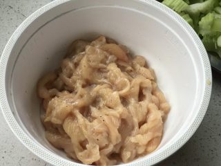 2、新疆炒米粉(家庭版),鸡胸肉切片,加少许料酒、白胡椒粉、花椒粉、白糖拌匀,再加适量淀粉拌匀备用;