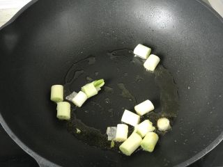 7、新疆炒米粉(家庭版),锅擦净,倒入适量食用油,放入葱段爆香;