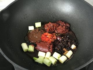 8、新疆炒米粉(家庭版),依次加入:红油豆瓣酱、香辣火锅底料、番茄酱、甜面酱、红剁椒;