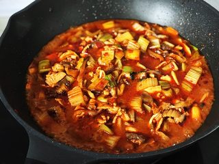 12、新疆炒米粉(家庭版),加热水至快要没过食材,煮1分钟;