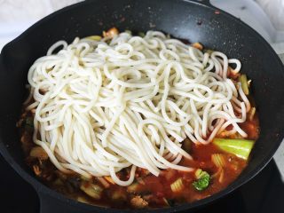 15、新疆炒米粉(家庭版),放入煮好的米粉;