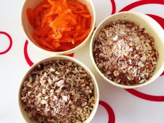 2、传统伍仁馅,我喜欢有点颗粒感的，没有把核桃和杏仁弄得太碎