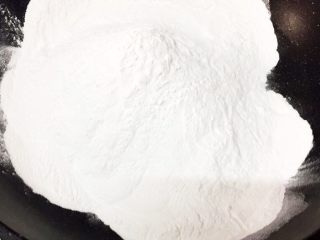 4、传统伍仁馅,开小火，放入粉，不停翻炒