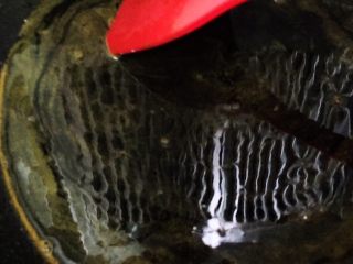 8、传统伍仁馅,搅拌，红糖化了，糖水开始变热，冒起小泡泡