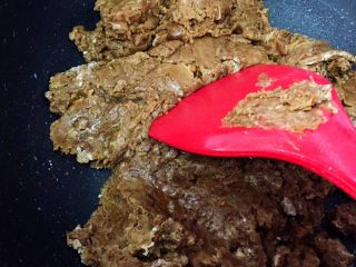 13、传统伍仁馅,炒啊炒，没什么干粉后加入玫瑰花酱