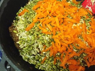 16、传统伍仁馅,倒入所有坚果料