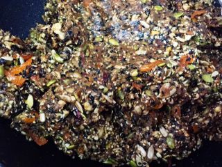 19、传统伍仁馅,抓捏均匀放置半小时可用了