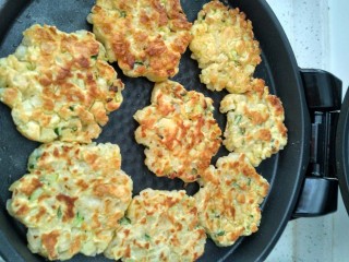 3、水果甜饼,热锅放少许油，煎至两边金黄熟出锅