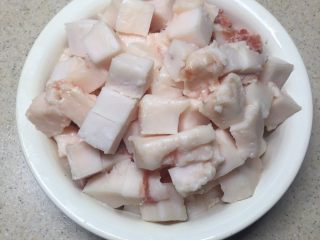 1、自制猪油,将买来的猪板油放冰箱冷冻两小时，再取出切成1-3cm的小块。冷冻是方便切块，不会滑腻腻不好切。