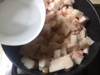 3、自制猪油,加入水。
