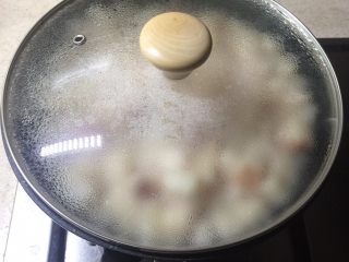 4、自制猪油,盖上锅盖，大火焖3-5分钟。
