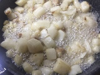 5、自制猪油,大概煮到想象中看到猪板油油块微黄色，这时候已经开始析出猪油了。