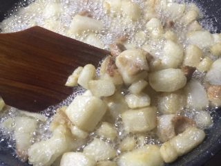 6、自制猪油,整个过程不停的翻动。