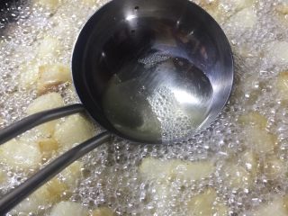 7、自制猪油,看到油块颜色更黄了，这时候转中火，开始盛油。盛油的容器记得要擦干，以防油飞溅。