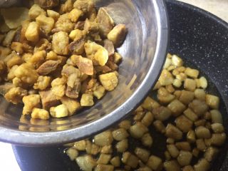 8、自制猪油,转小火，挑拣出颜色比较深，感觉出不了油的油渣。然后慢慢处理剩下的猪油。