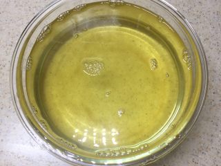 9、自制猪油,一碗颜色透亮金黄的猪油做好了，如果是家常炒菜那你现在可以放一勺盐进去，以防变质。如果是做中式面点就不需要放盐了。待猪油放凉后放冰箱冷藏即可。