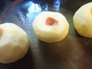 1、暖心拔丝浇糖苹果,苹果洗净去皮