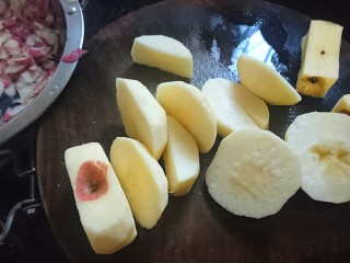 2、暖心拔丝浇糖苹果,沿着苹果核切果肉，苹果核部分不要(可以啃着吃掉不浪费)